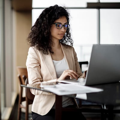 Woman_working_computer